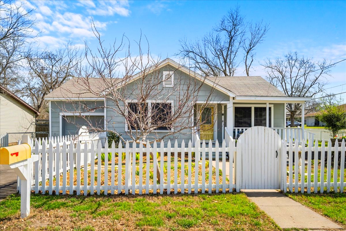 1107 Washington Street Brenham, TX 77833 - Photo 5 of 19 a front view of a house with a garden