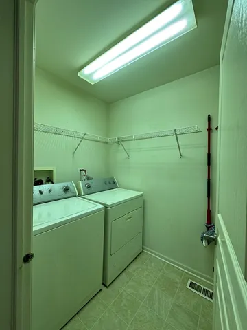 $2,450 | 2462 Emily Lane, Elgin, IL 60124