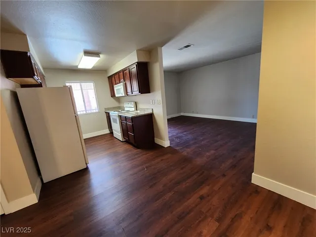 $995 | 5020 Indian River Drive, Unit 422, Las Vegas, NV 89103