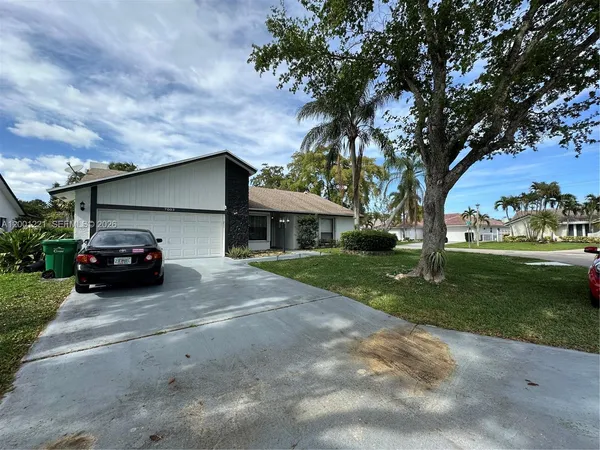 $679,000 | 7003 Northwest 40th Place, Coral Springs, FL 33065