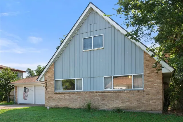 $275,000 | 2402 Woodlawn Drive, Ennis, TX 75119