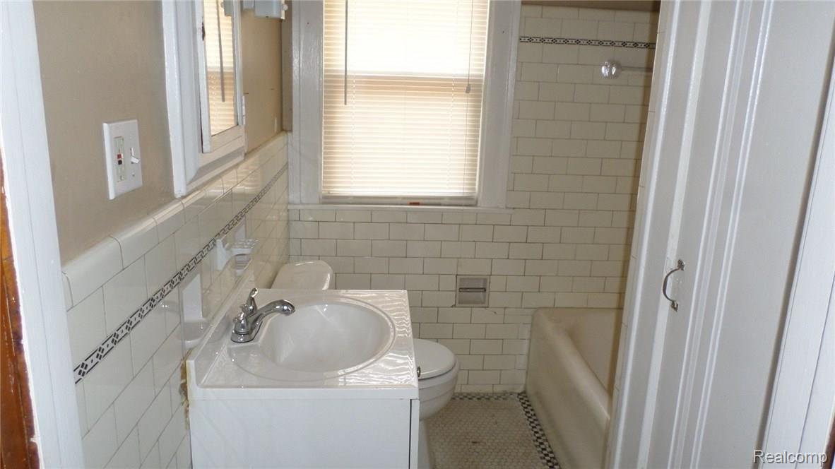 5511 Yorkshire Road Detroit, MI 48224 - Photo 34 of 38 2017-11-04 13.14