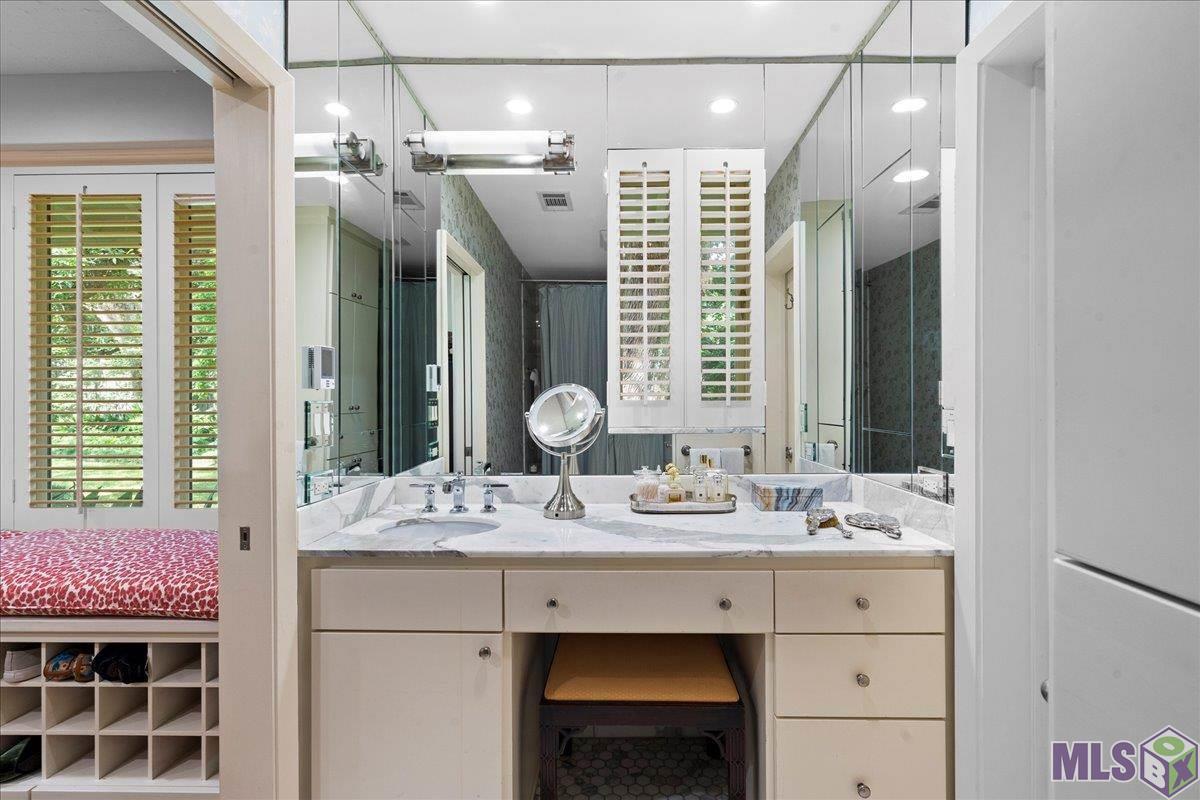 2600 Reymond Avenue Baton Rouge, LA 70808 - Photo 22 of 40 Master Bath w/ Vanity