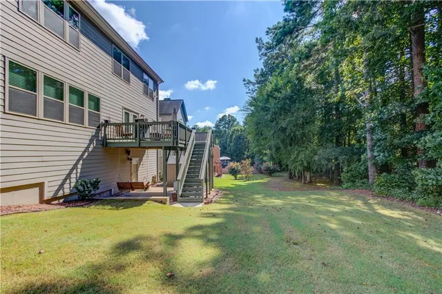 a view of a back yard