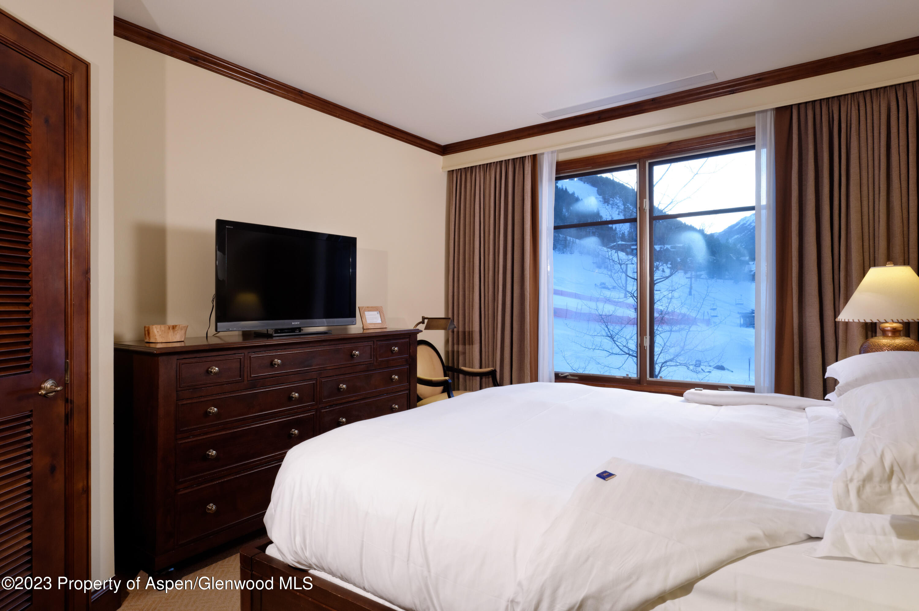 75 Prospector Road, Unit 83012 Aspen, CO 81611 - Photo 8 of 30 Interior Bed HiRes 4928x3280