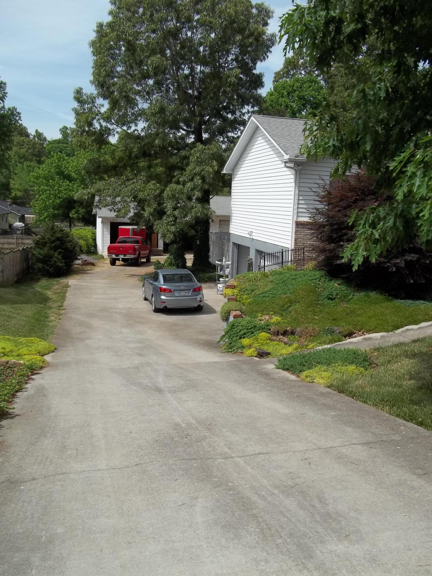 711 Johnson Road Maryville, TN 37804 - Photo 36 of 40 driveway