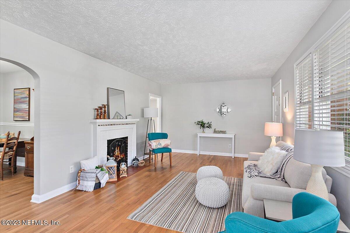 1485 Birmingham Road Jacksonville, FL 32207 - Photo 4 of 25 04-Living Room