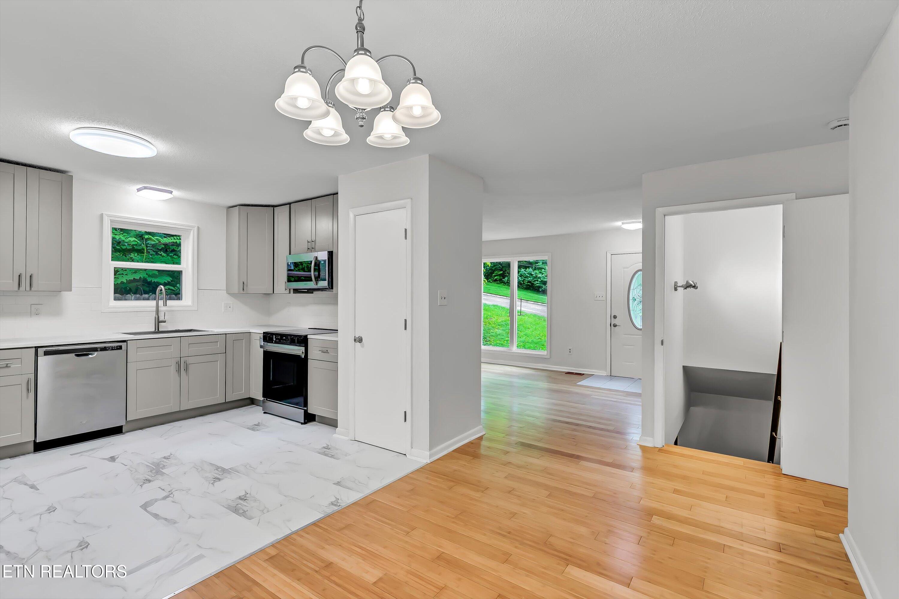 2436 Chukar Road Knoxville, TN 37923 - Photo 11 of 34 Kitchen