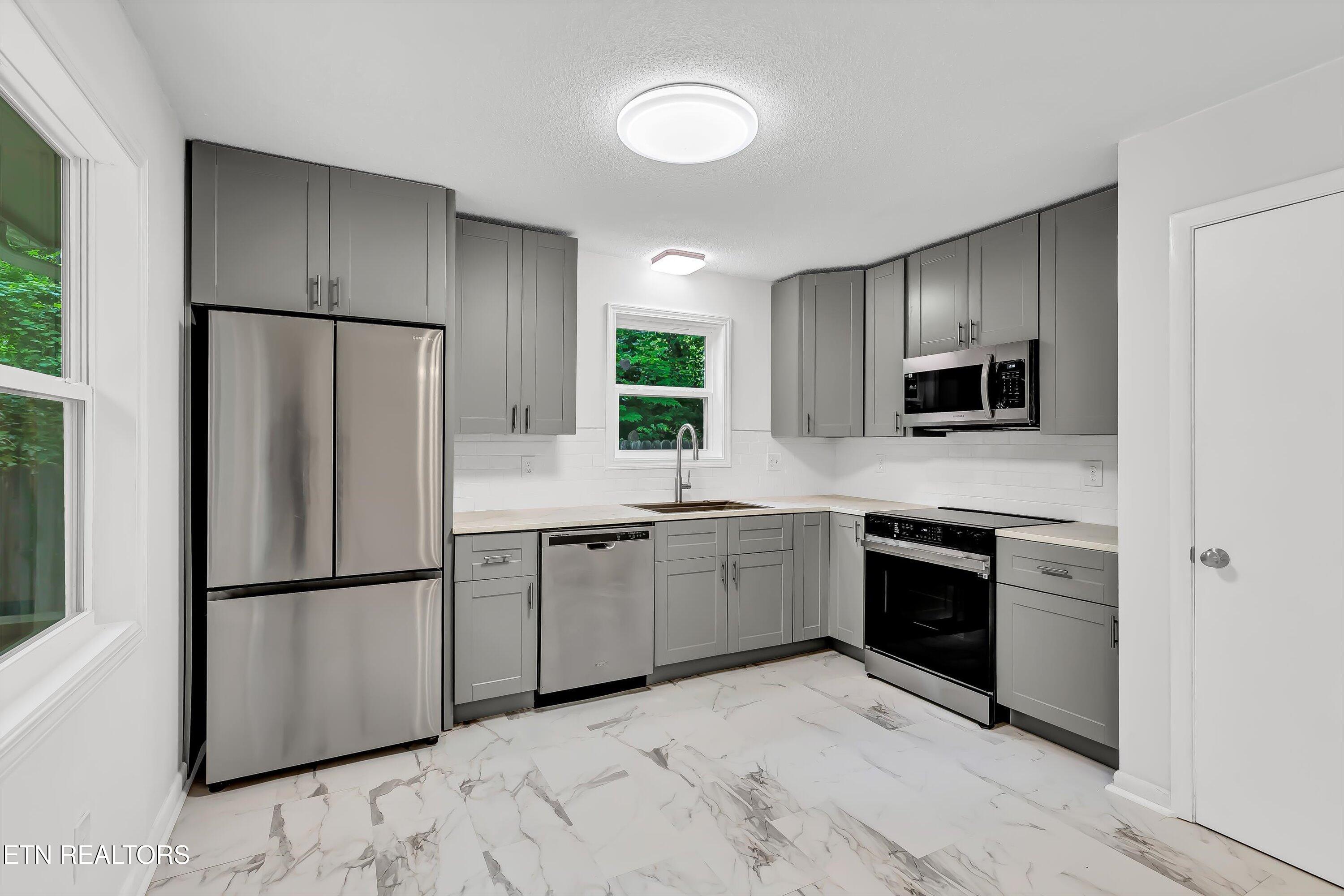 2436 Chukar Road Knoxville, TN 37923 - Photo 13 of 34 Kitchen