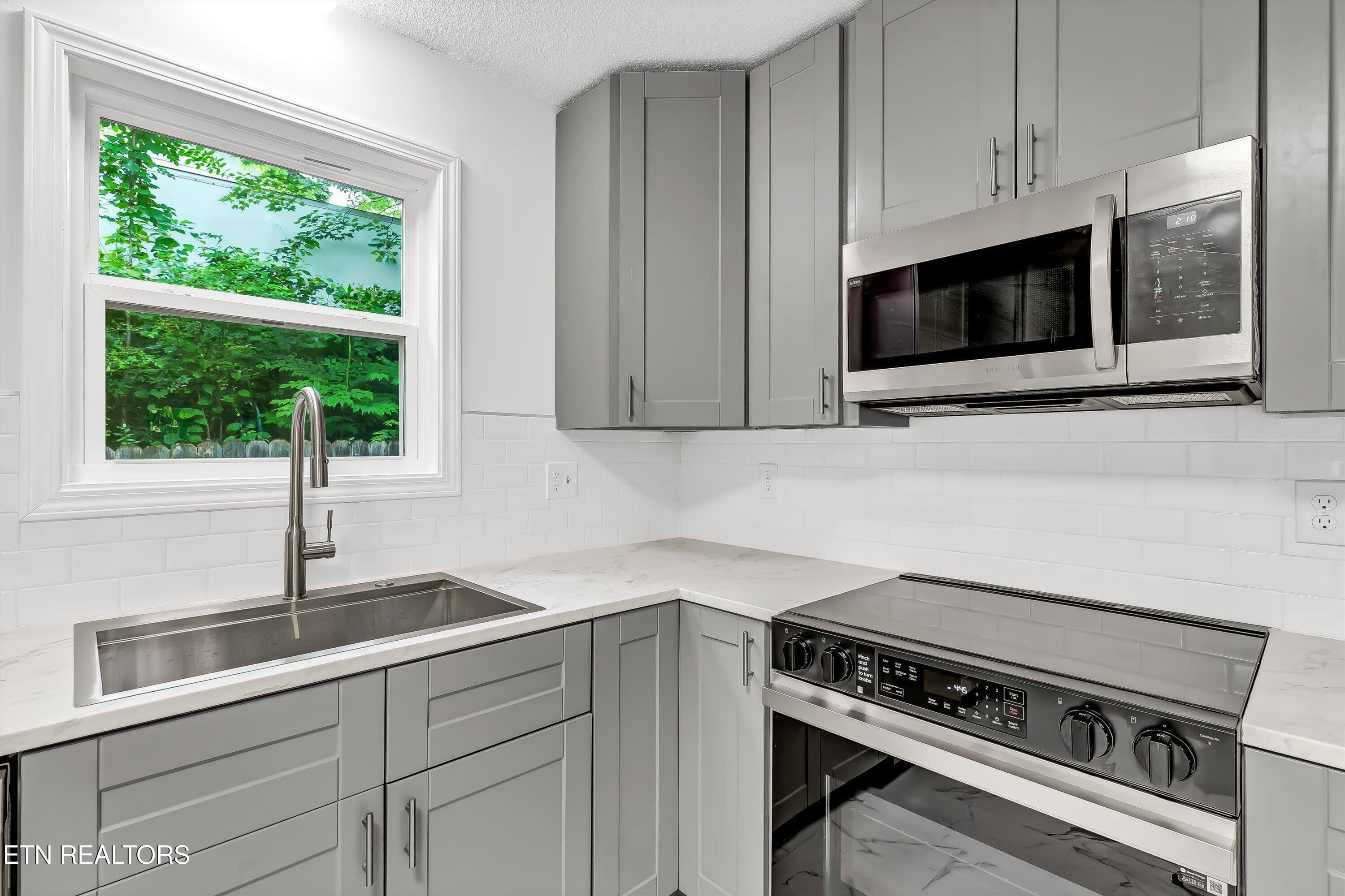 2436 Chukar Road Knoxville, TN 37923 - Photo 14 of 34 Kitchen