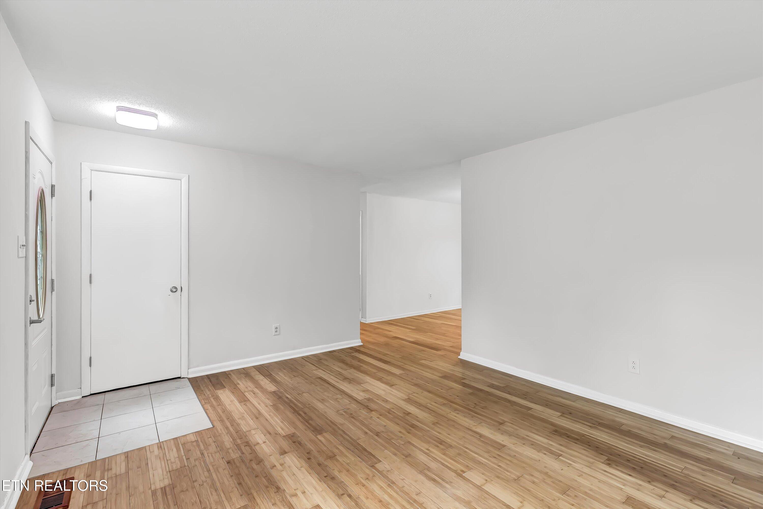 2436 Chukar Road Knoxville, TN 37923 - Photo 6 of 34 Living Room