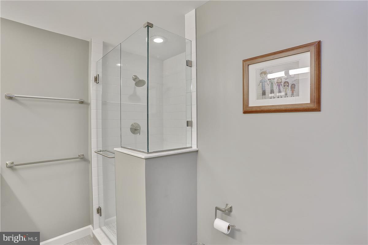 6934 Warfield Road Gaithersburg, MD 20882 - Photo 13 of 30 Bath