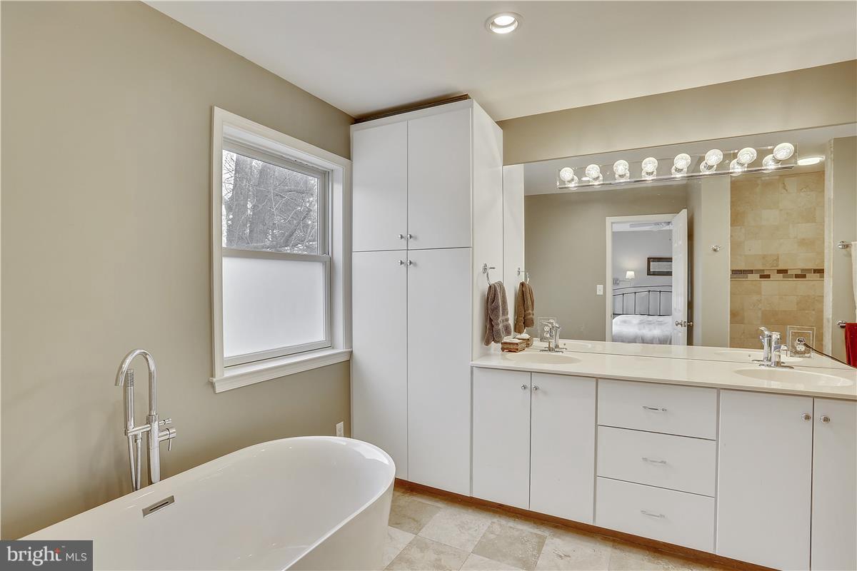 6934 Warfield Road Gaithersburg, MD 20882 - Photo 15 of 30 Bath (Master)