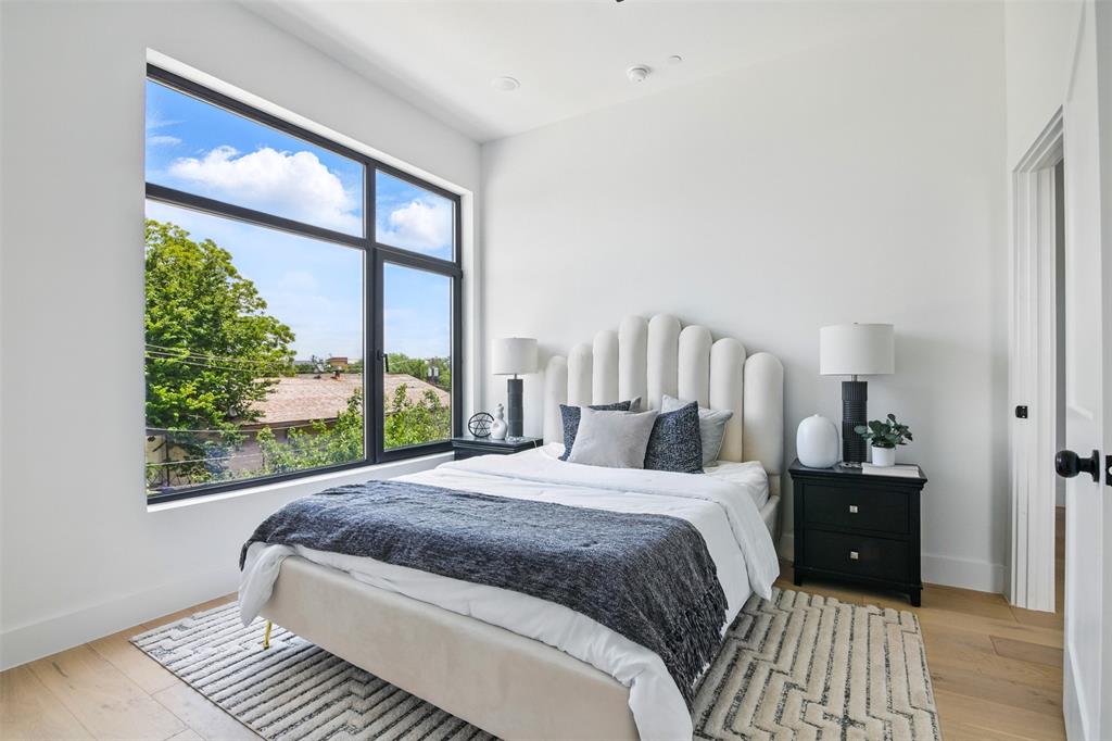 430 East 8th Street Dallas, TX 75203 - Photo 18 of 26 a bedroom with a large bed and a large window