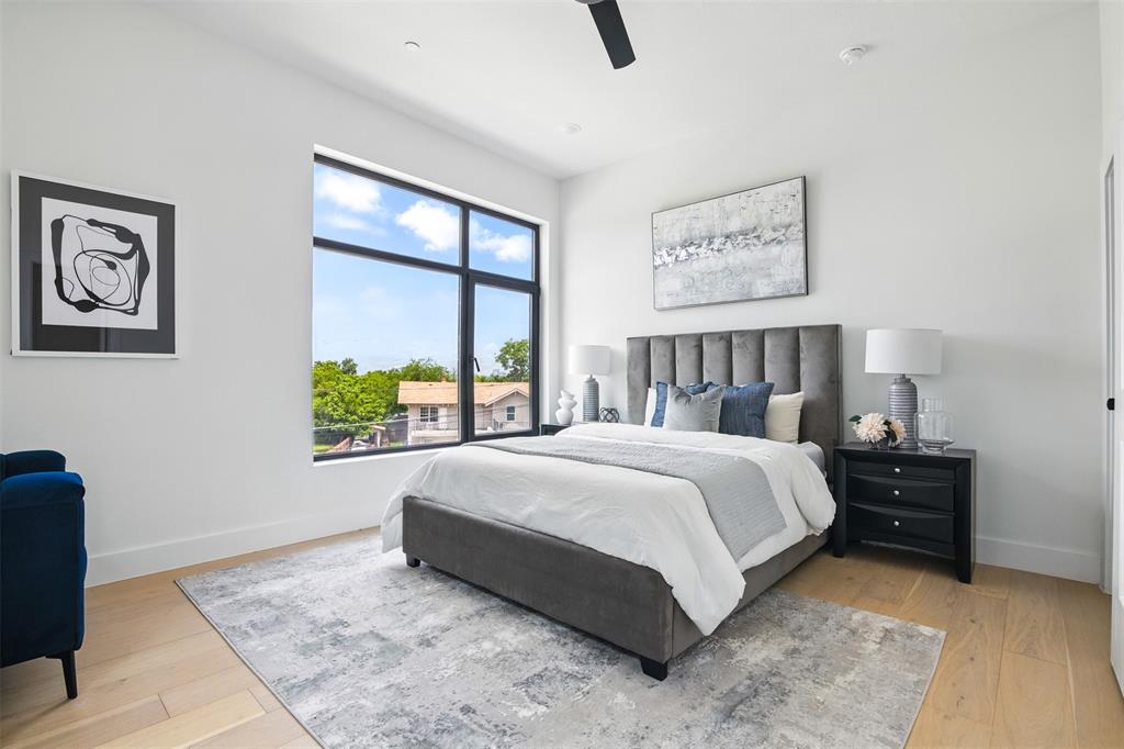 430 East 8th Street Dallas, TX 75203 - Photo 20 of 26 a bedroom with a large bed and a window