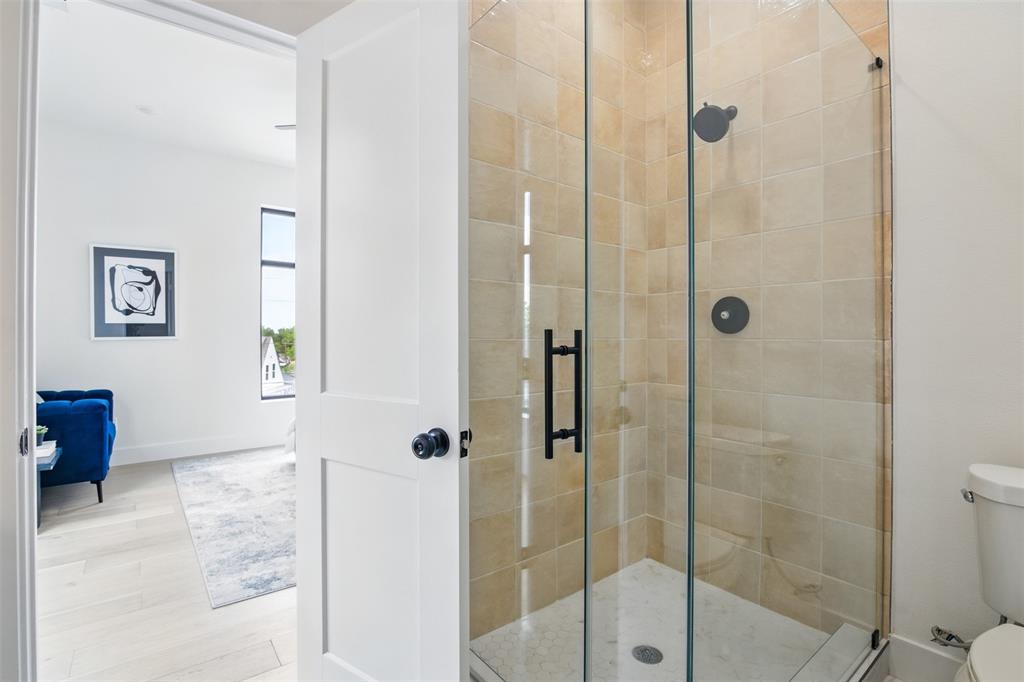 430 East 8th Street Dallas, TX 75203 - Photo 22 of 26 a bathroom with a shower