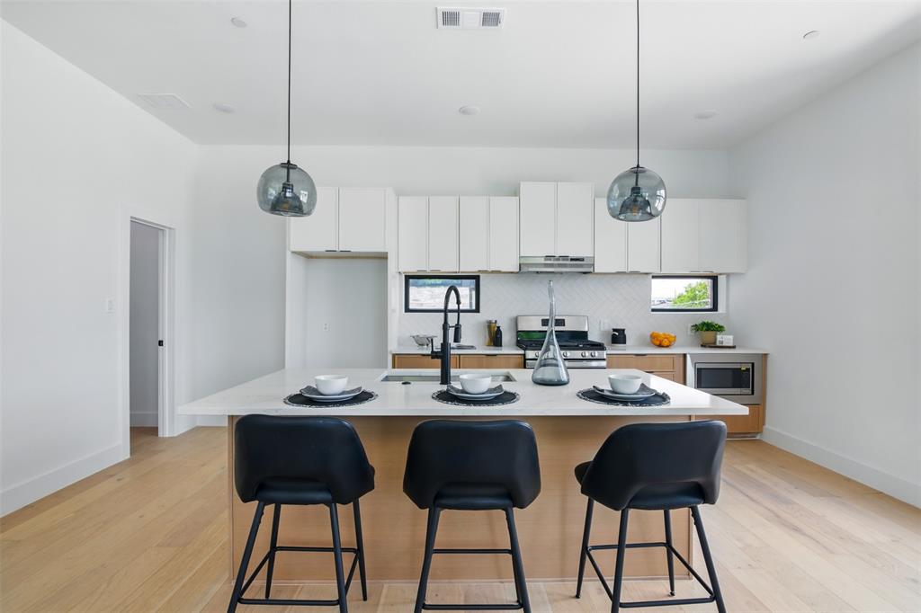 430 East 8th Street Dallas, TX 75203 - Photo 10 of 26 a kitchen with a dining table and chairs