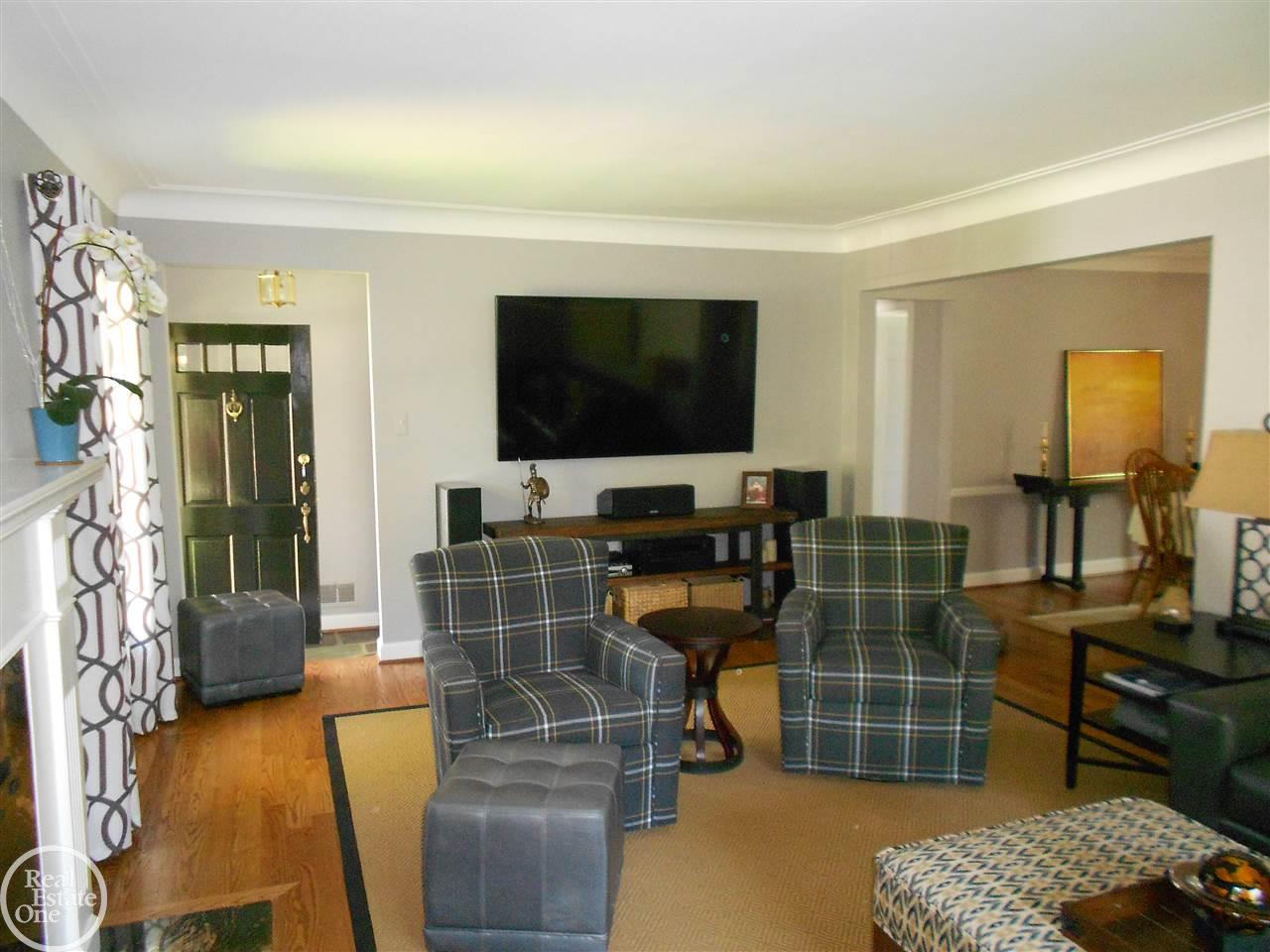 407 Roland Court Grosse Pointe, MI 48236 - Photo 5 of 33 31291218-4.JPG
