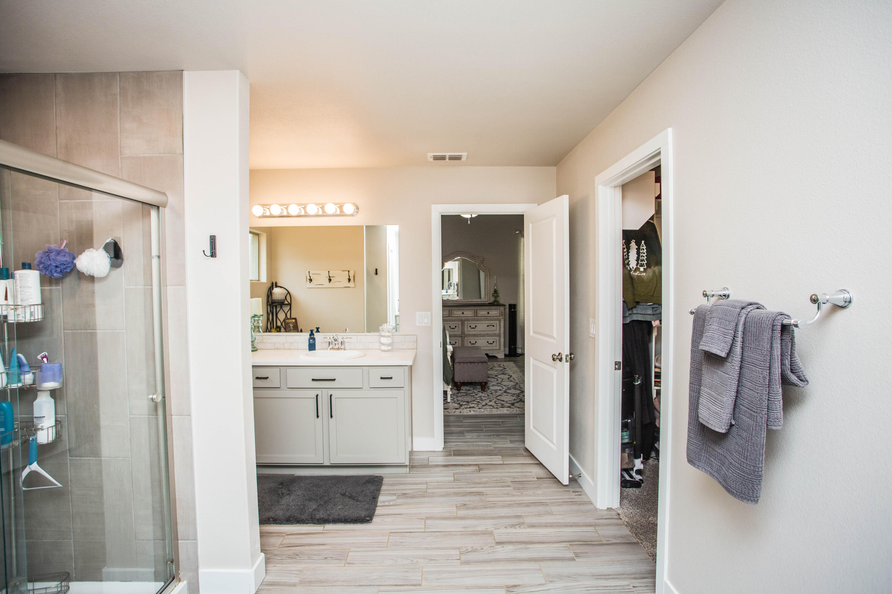 1932 142nd Street Lubbock, TX 79423 - Photo 31 of 38 a bathroom with a shower sink and mirror