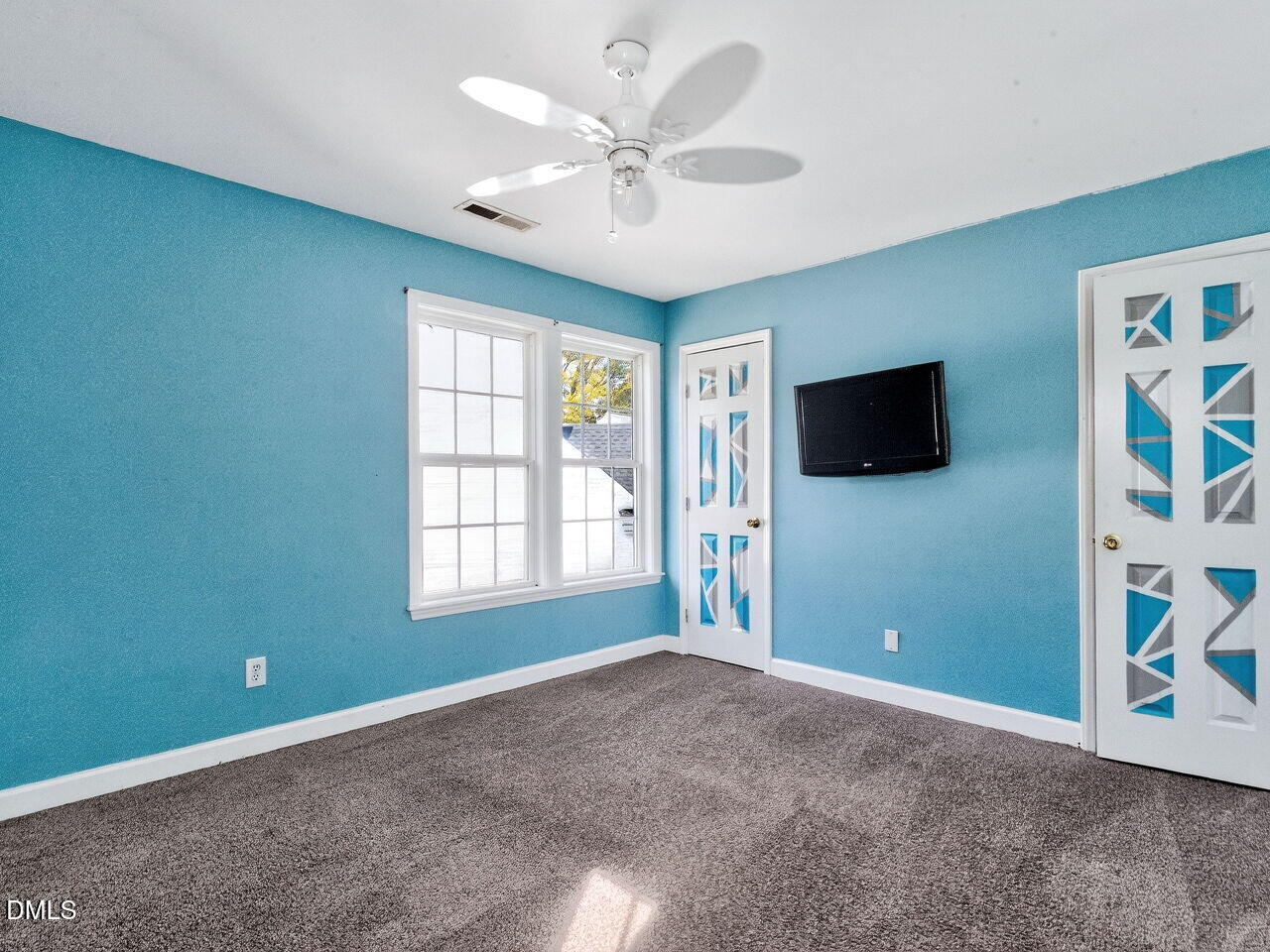 4500 Rivershyre Way Raleigh, NC 27616 - Photo 36 of 42 a livingroom with window and flat screen tv