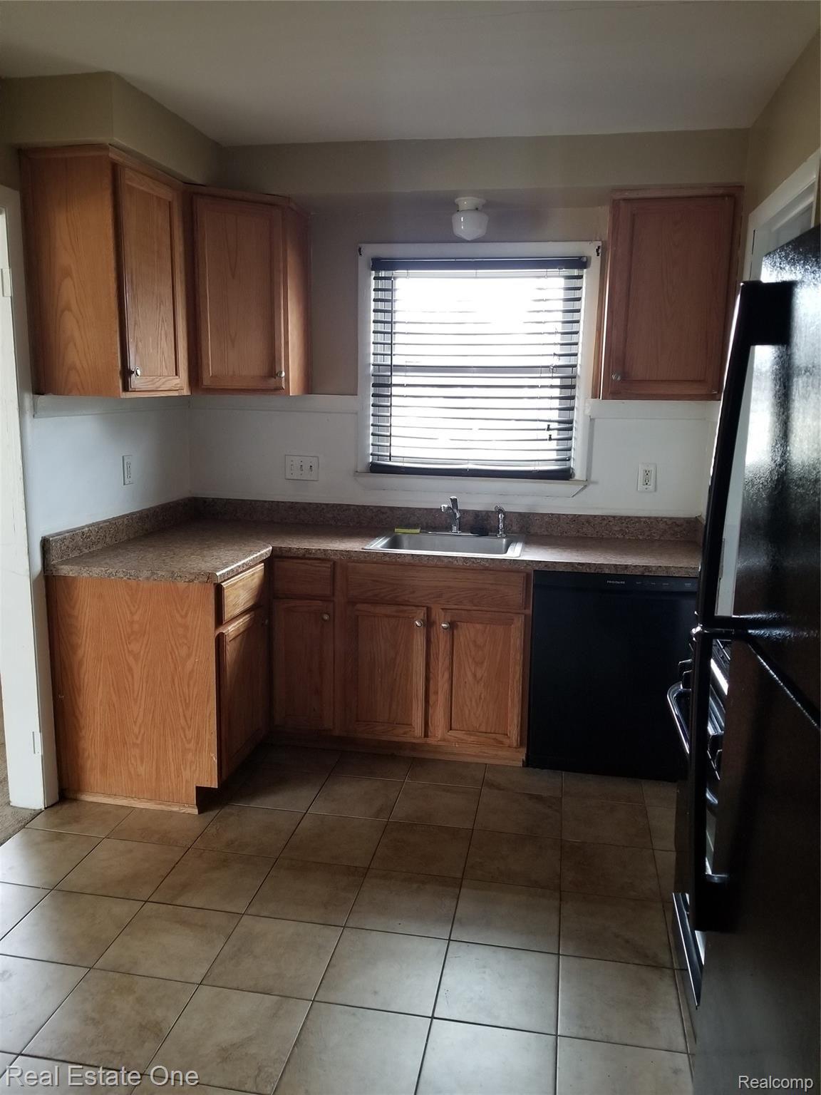 24601 Scotia Road Oak Park, MI 48237 - Photo 9 of 30 kitchen.jpg