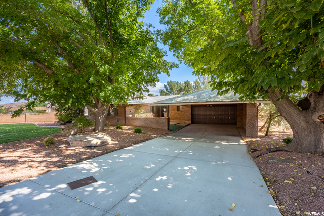 1711 sq ft Single Story Home with "lifetime" aluminum roof.