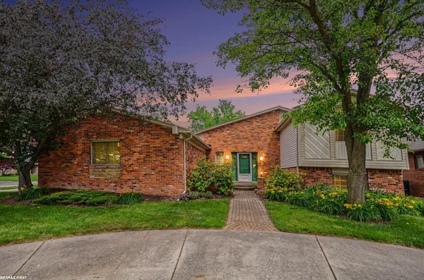 $390,000 | 38258 Luxbury Court, Sterling Heights, MI 48312