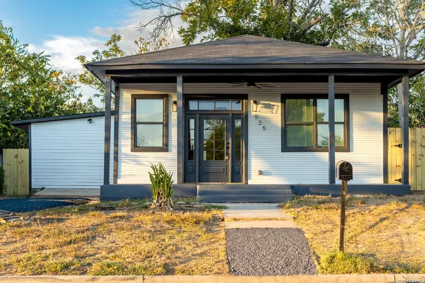 $1,645 | 535 Austin Street, Pleasanton, TX 78064