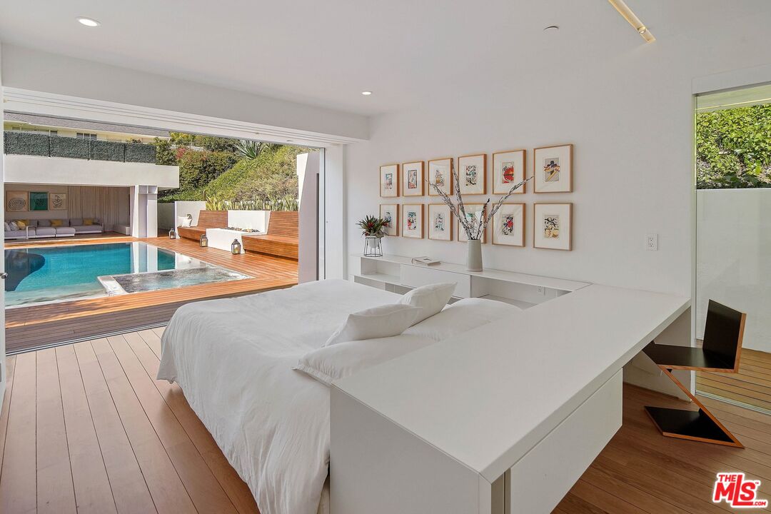 1106 North Hillcrest Road Beverly Hills, CA 90210 - Photo 13 of 21