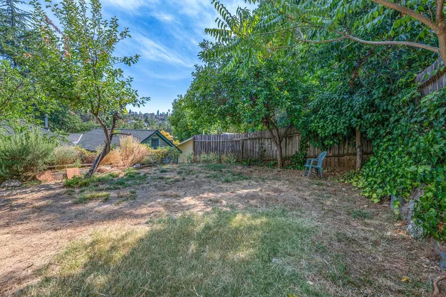 a view of a livingroom with furniture and a ceiling fan