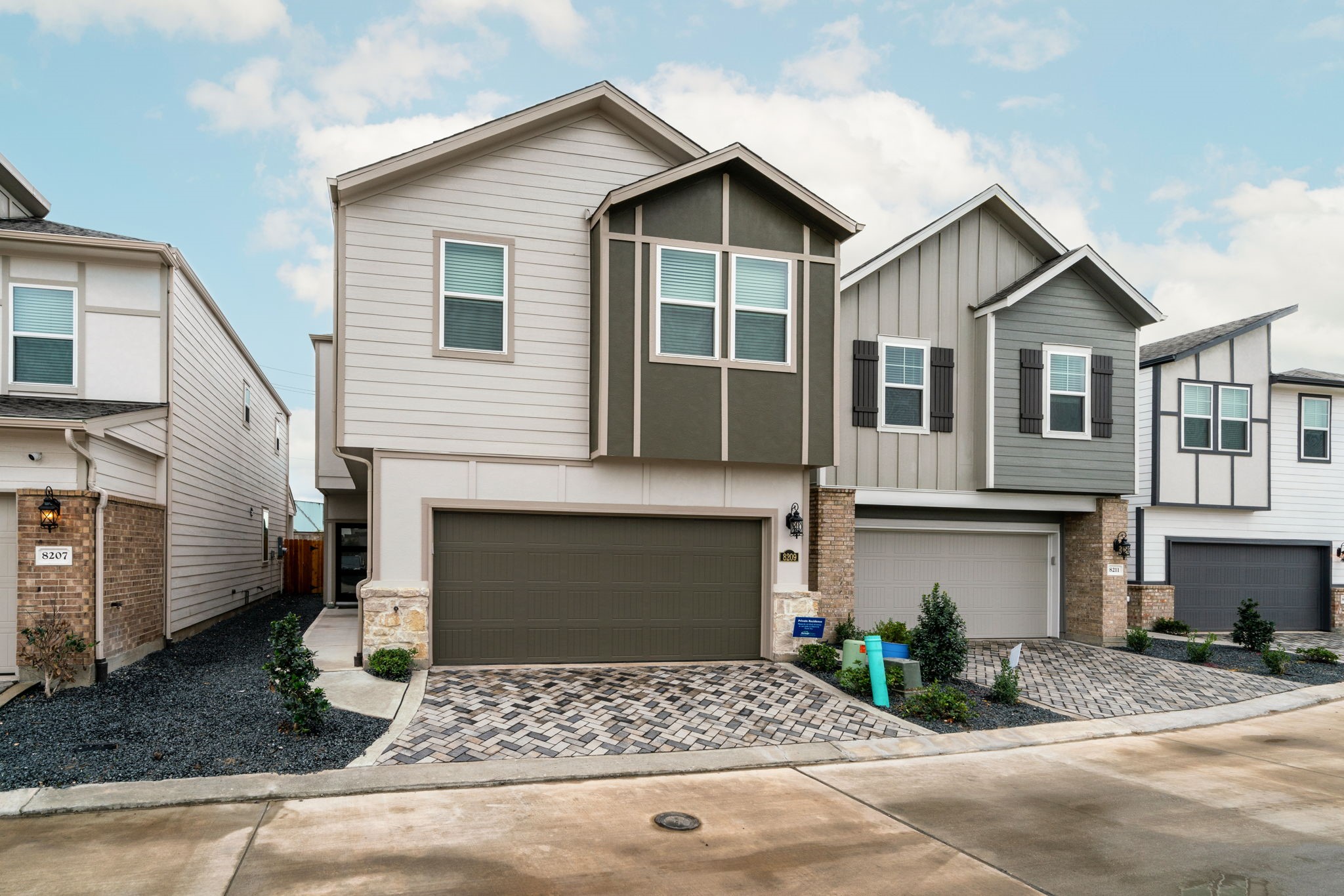 8209 Rising Stream Drive Houston, TX 77063 - Photo 2 of 37 Gallery Image 2