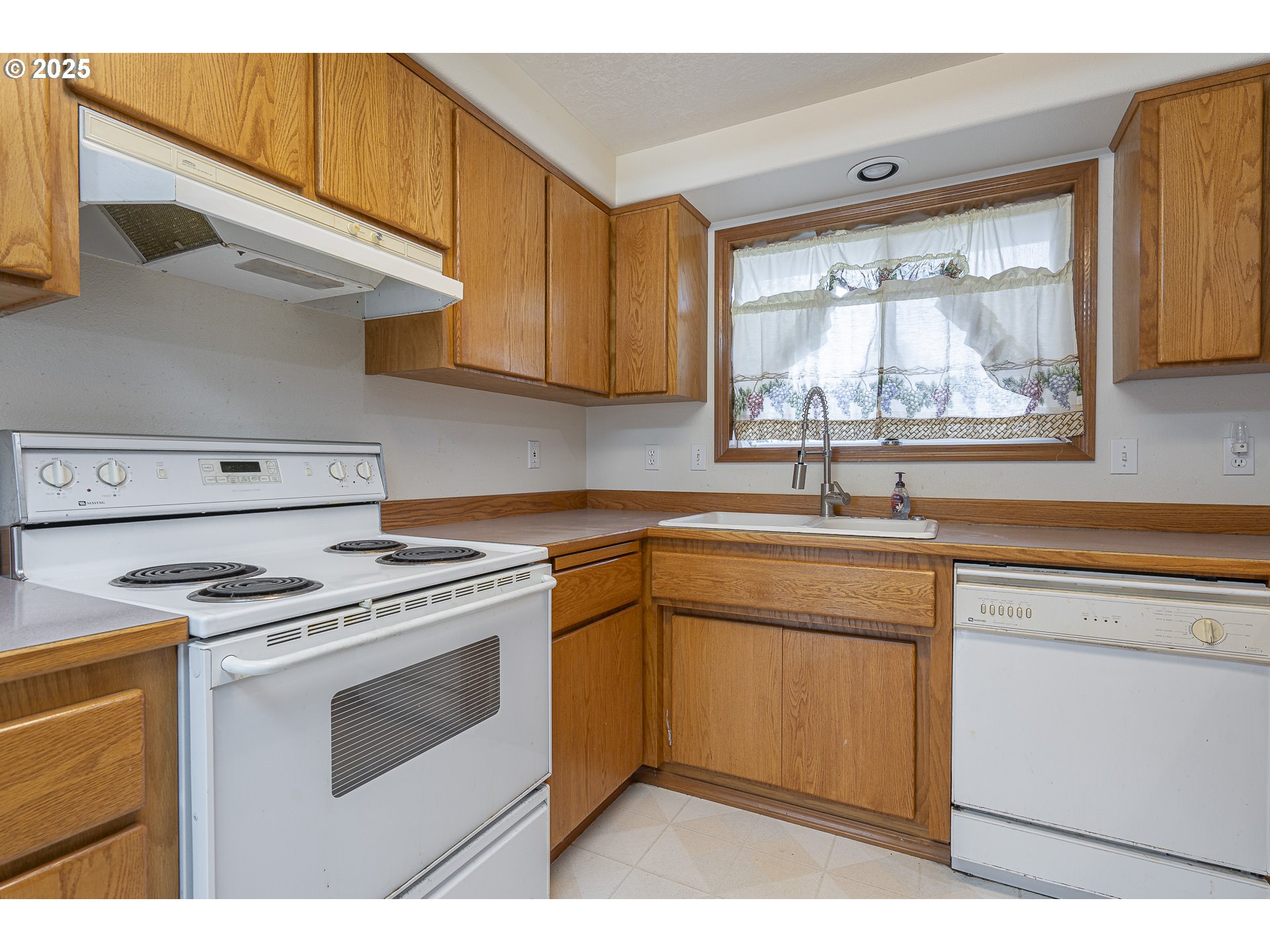 7295 Northwest Poverty Bend Road McMinnville, OR 97128 - Photo 12 of 44 a kitchen with a stove top oven