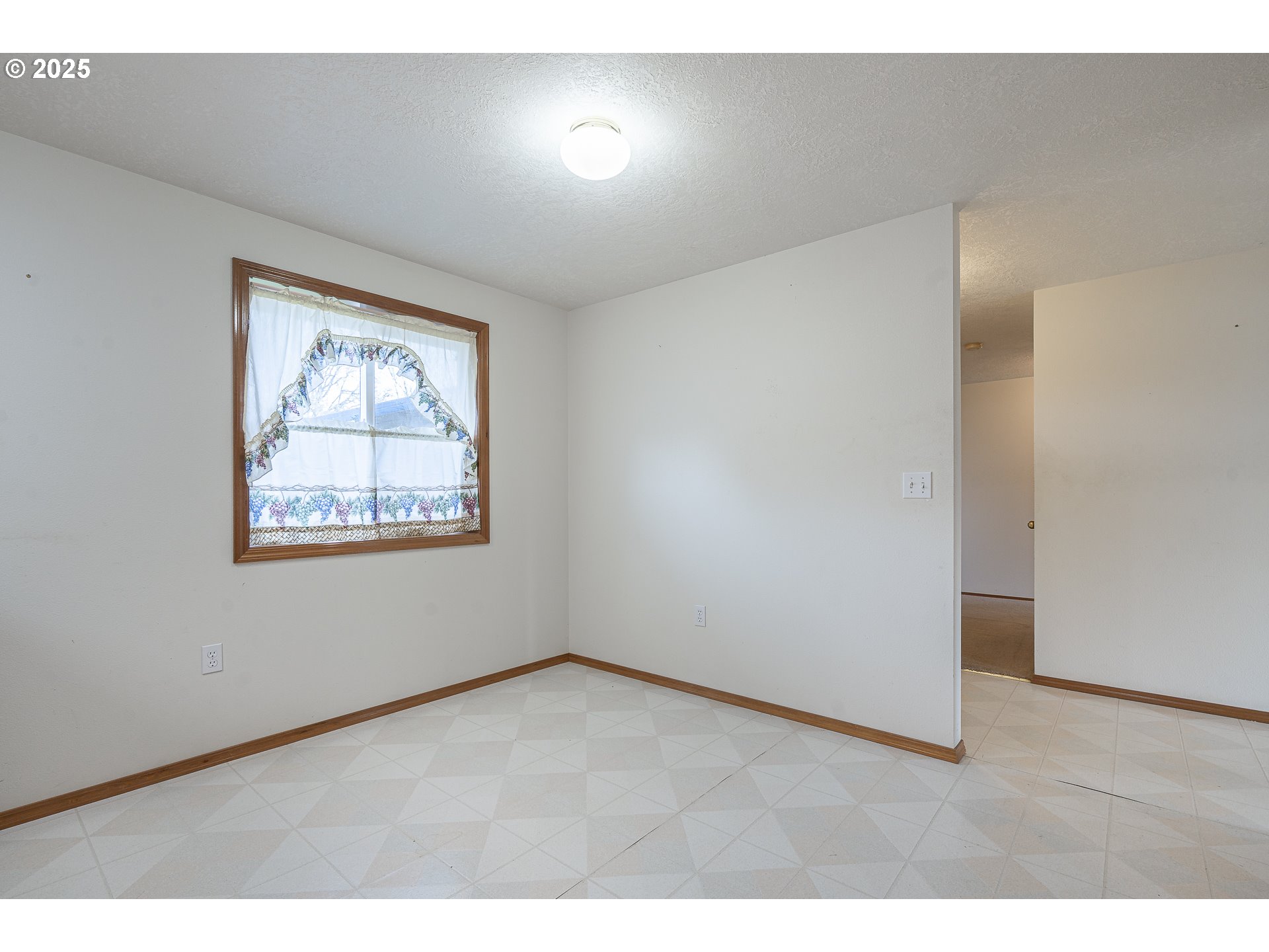7295 Northwest Poverty Bend Road McMinnville, OR 97128 - Photo 16 of 44 an empty room with windows and closet