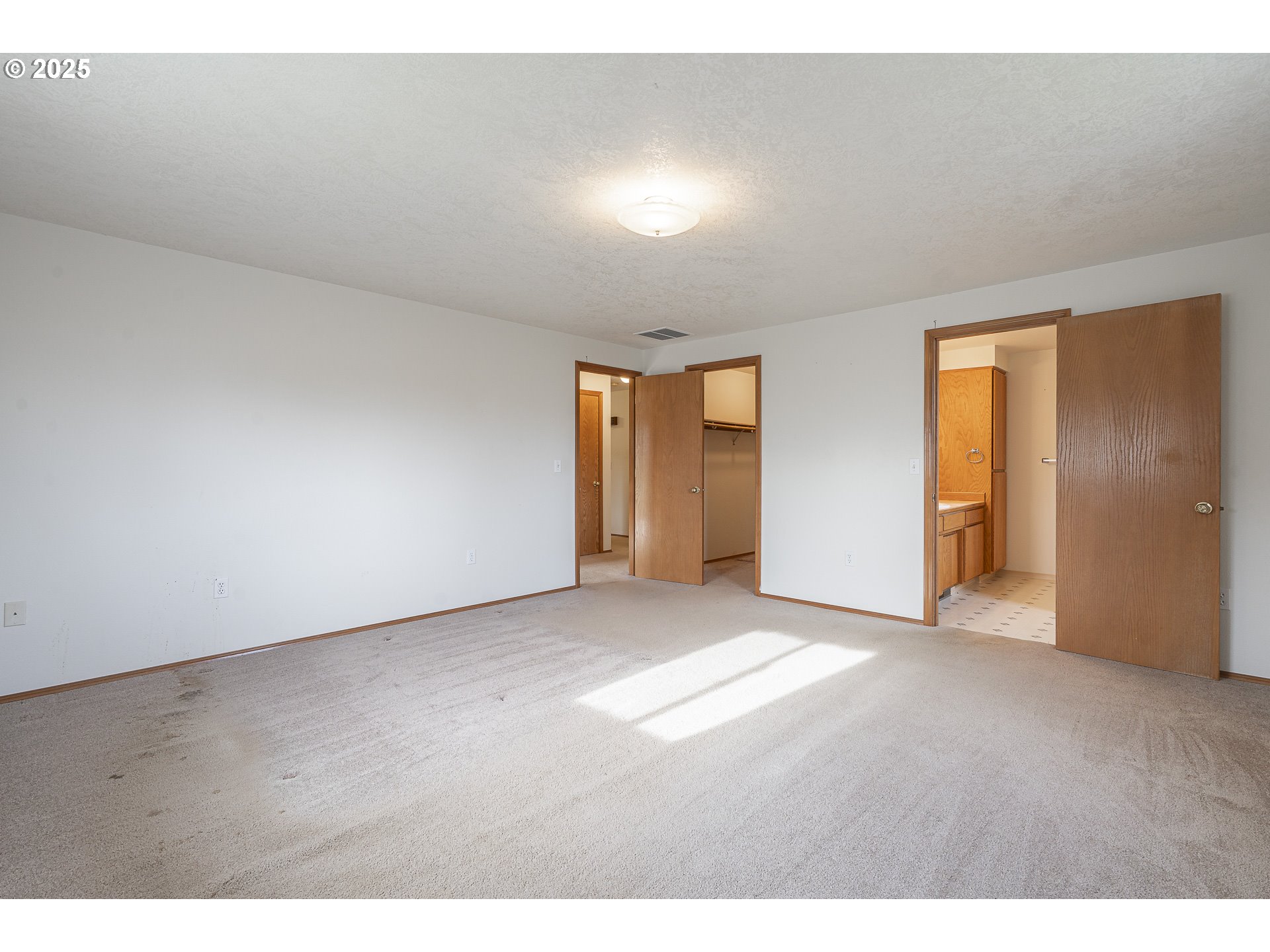7295 Northwest Poverty Bend Road McMinnville, OR 97128 - Photo 22 of 44 a view of an empty room and window