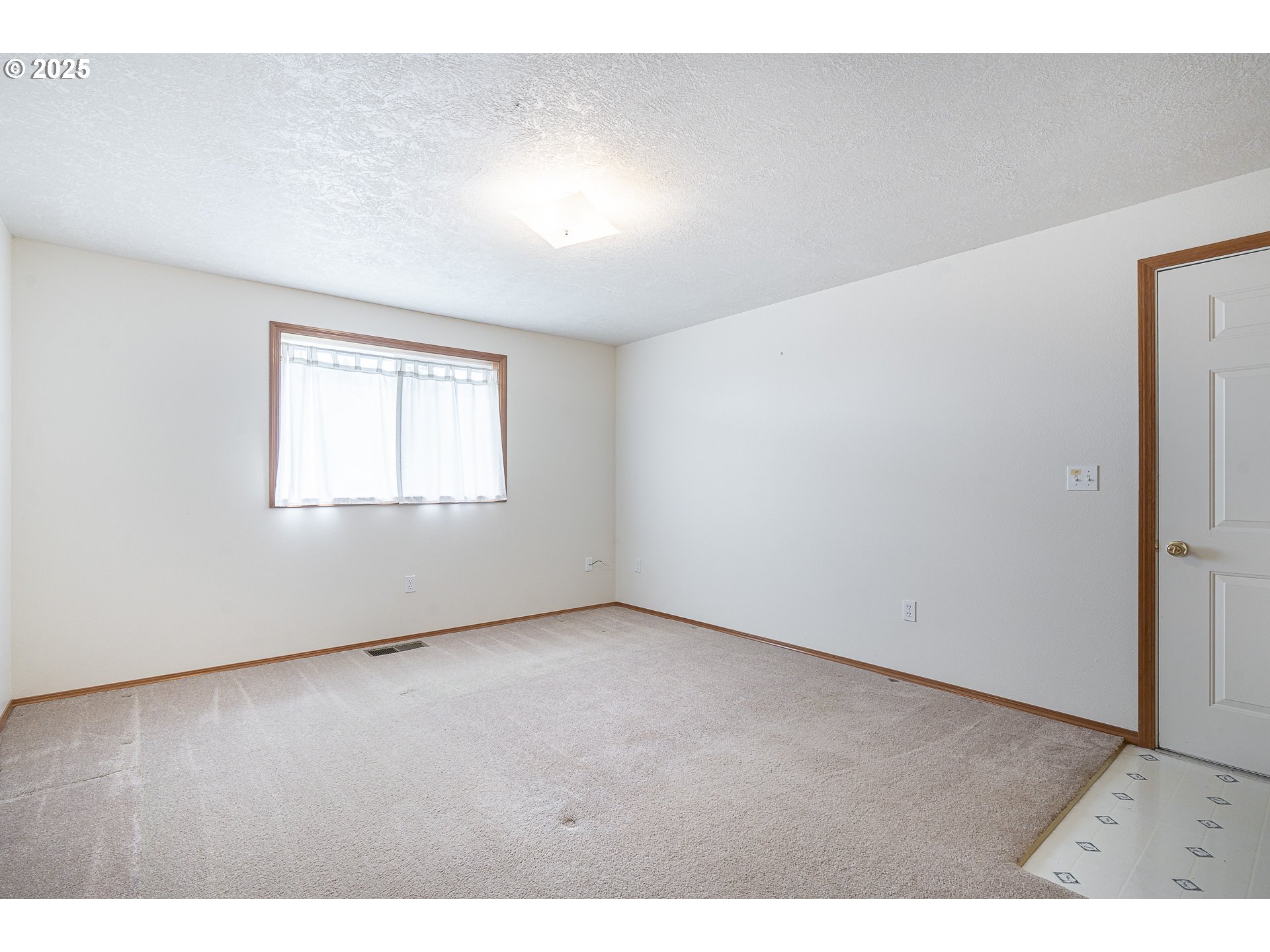 7295 Northwest Poverty Bend Road McMinnville, OR 97128 - Photo 29 of 44 an empty room with windows