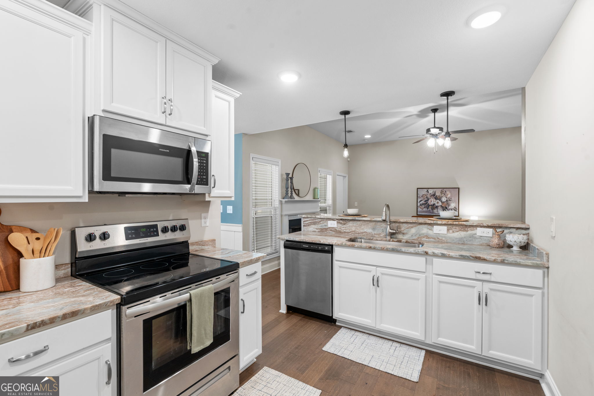 171 Hawks Rdg Trace Byron, GA 31008 - Photo 11 of 34 a kitchen with a sink stove and microwave