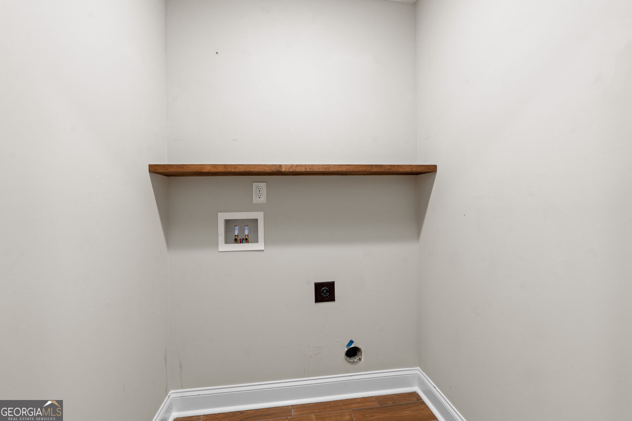 171 Hawks Rdg Trace Byron, GA 31008 - Photo 30 of 34 a bathroom with a window