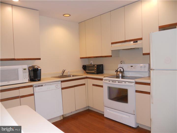 3247 Oak Road Huntingdon Valley, PA 19006 - Photo 2 of 14 Kitchen