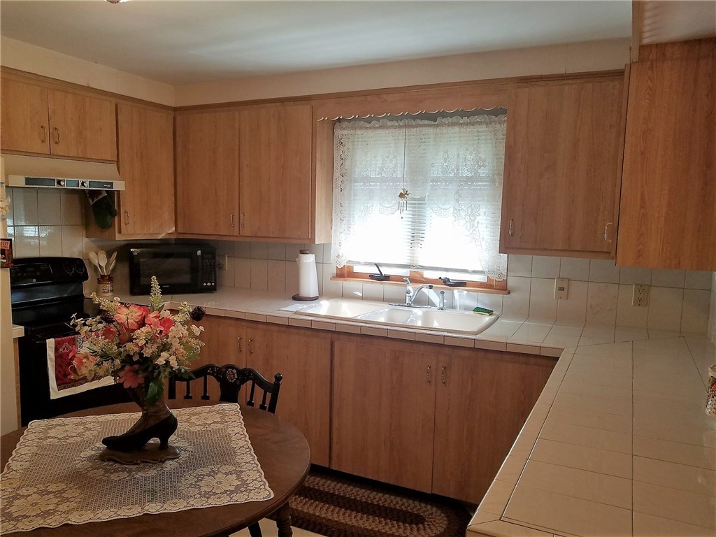 76 Park Forest Road Cranston, RI 02920 - Photo 6 of 14 Kitchen