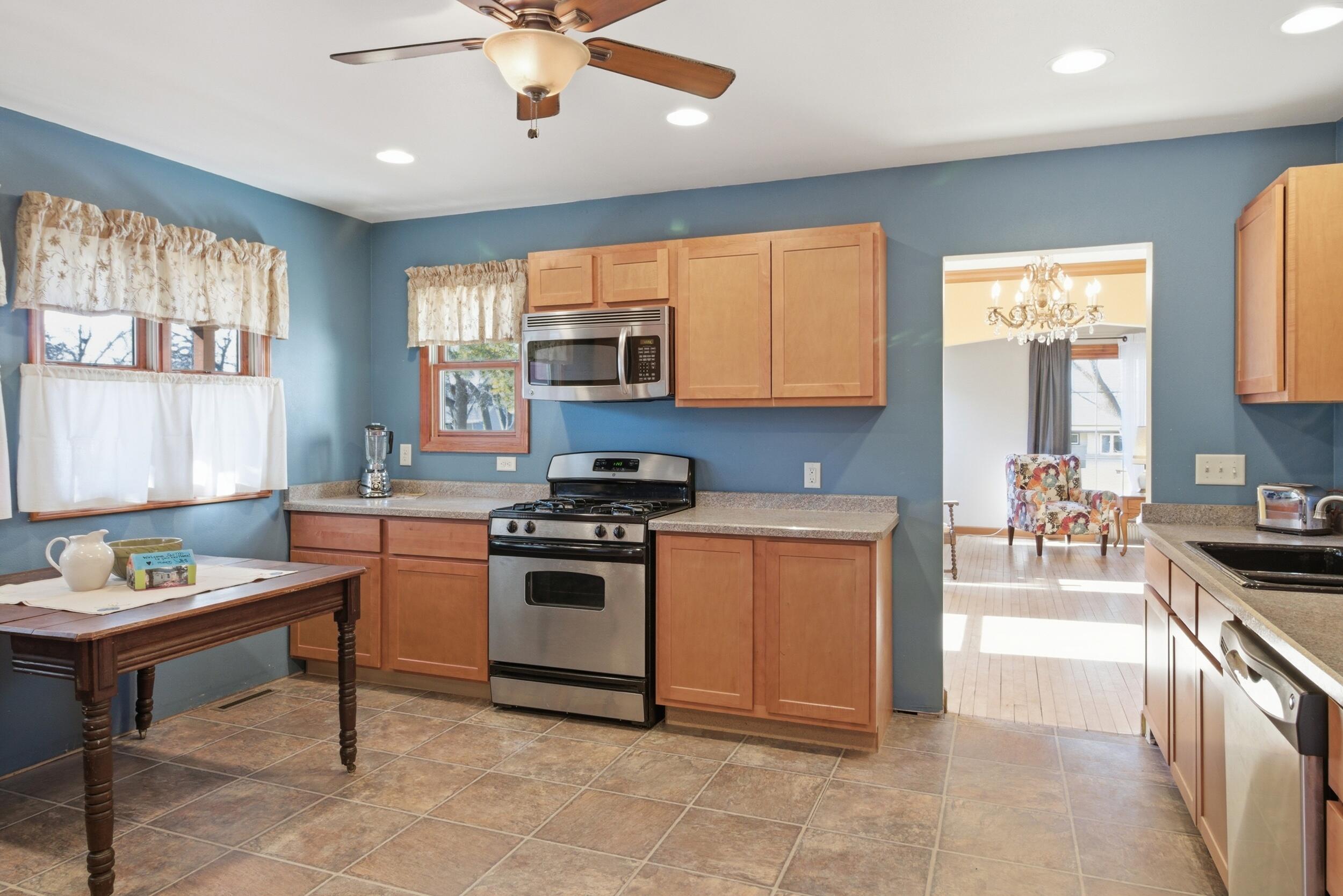 5146 North 107th Street Milwaukee, WI 53225 - Photo 2 of 29 Kitchen