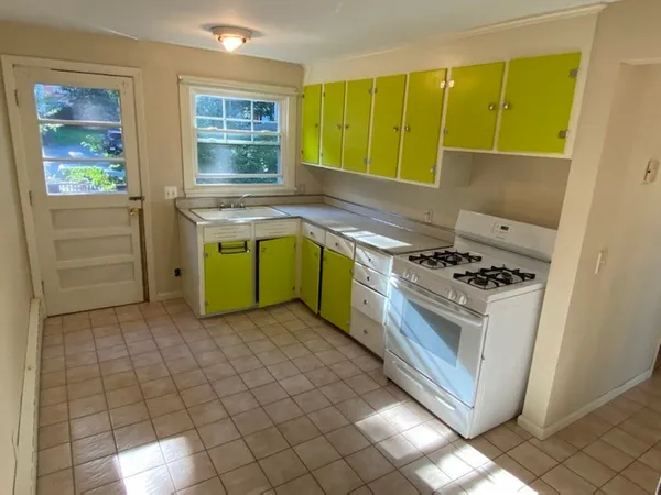 $2,015 | 47 Summer Street, Unit C, Northampton, MA 01060