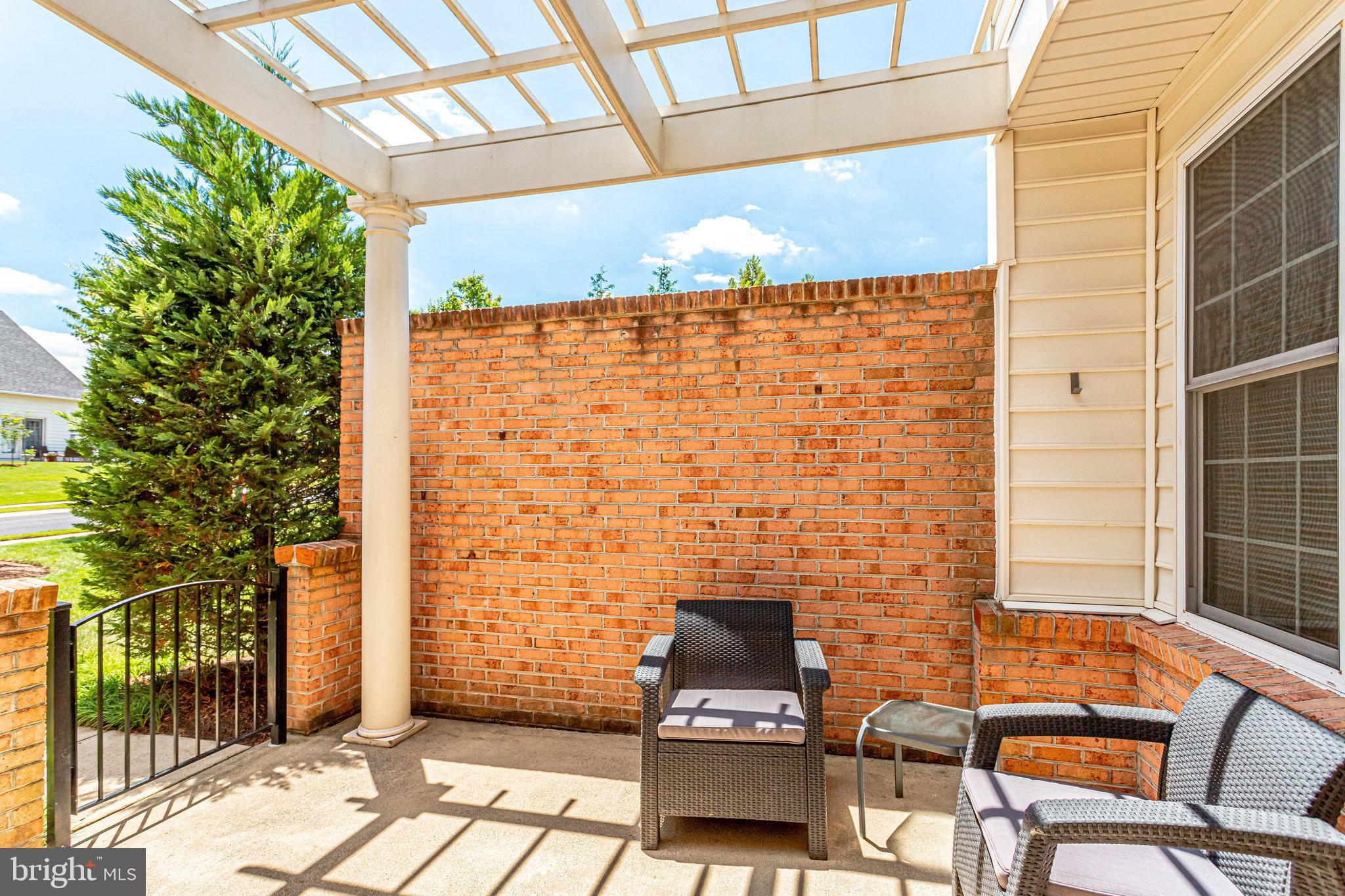 44320 McHenry Square Ashburn, VA 20147 - Photo 4 of 55 Sun-drenched front patio
