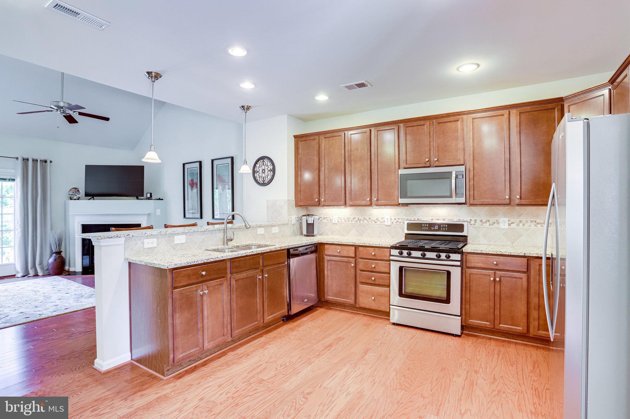 44320 McHenry Square Ashburn, VA 20147 - Photo 8 of 55 Chef's kitchen: 5 burner gas stove & new microwave