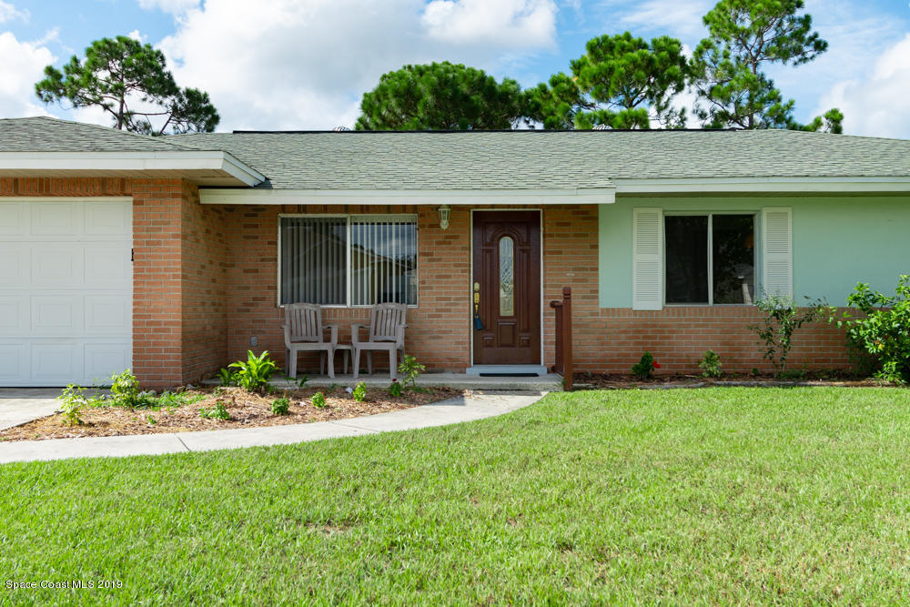 464 Crystal Mist Road Northwest Palm Bay, FL 32907 - Photo 4 of 29 medium-8