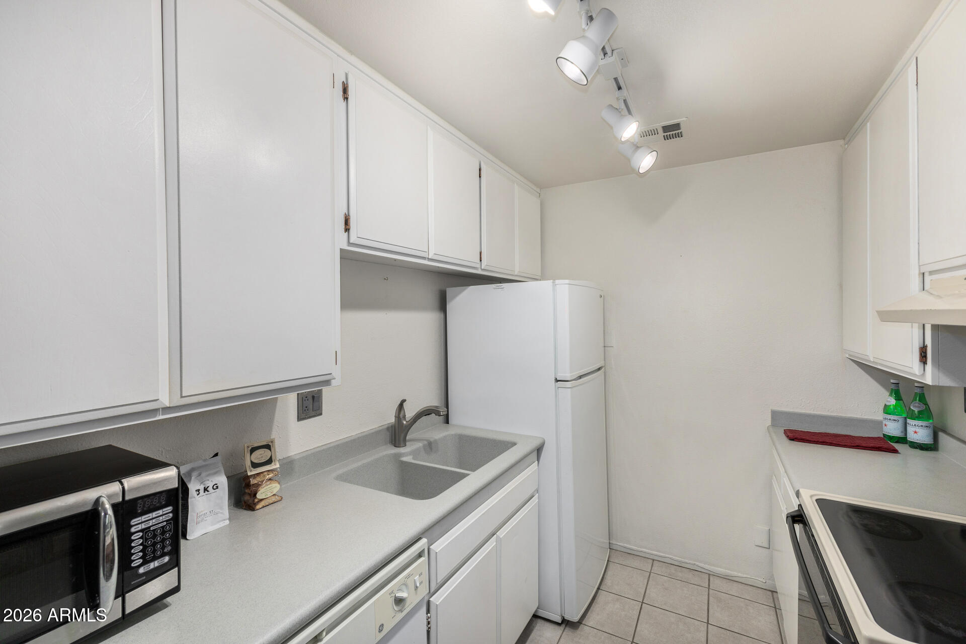 5525 East Thomas Road, Unit M16 Phoenix, AZ 85018 - Photo 16 of 36