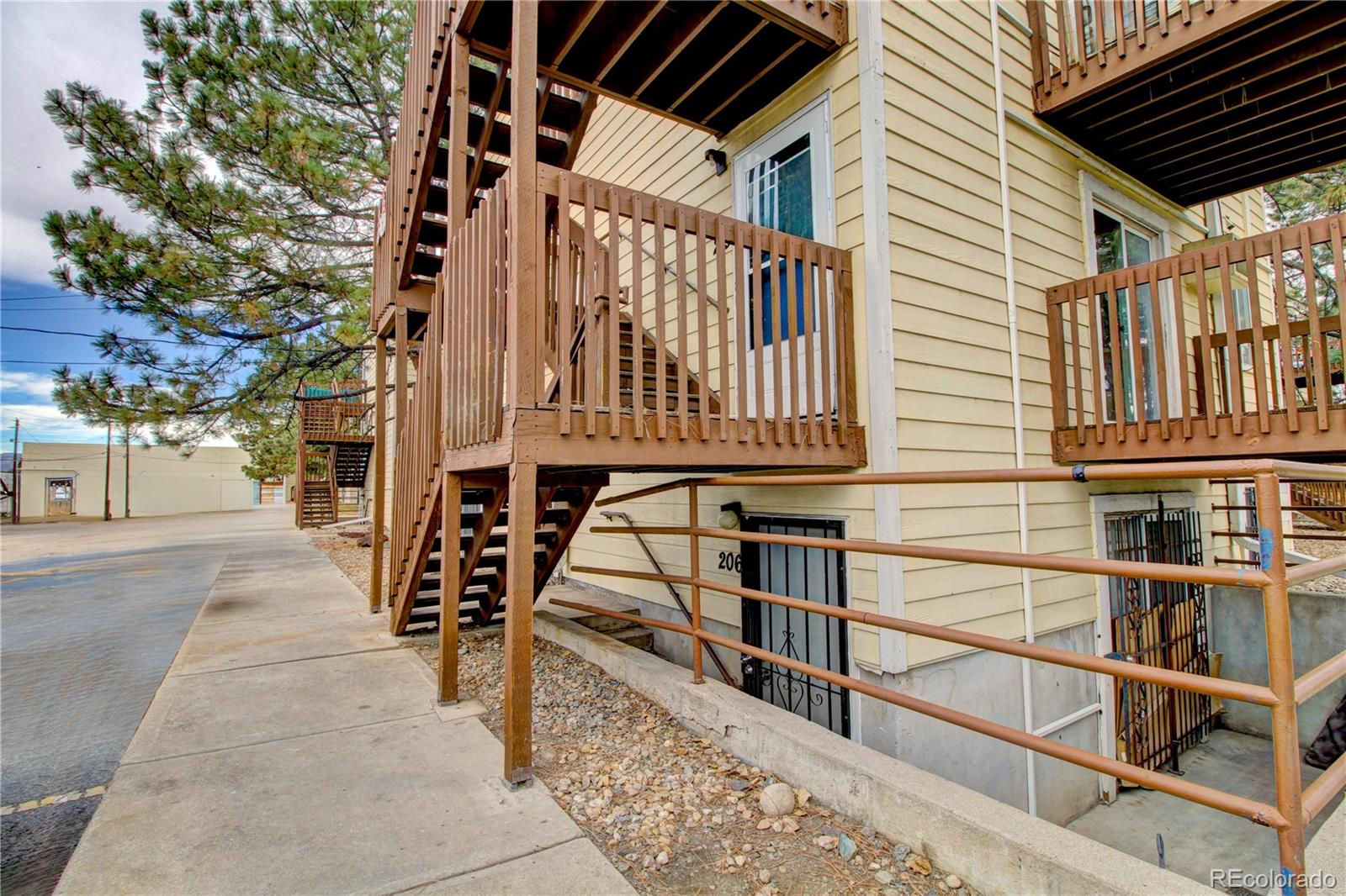 a view of entryway with a street