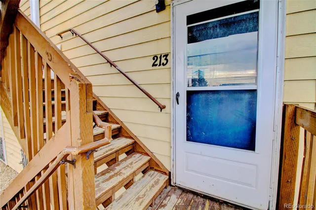 a view of entryway with a front door