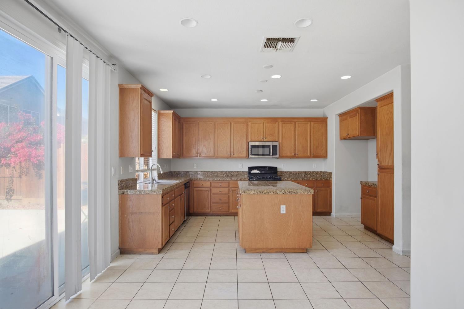 3648 Fallview Avenue Ceres, CA 95307 - Photo 8 of 24