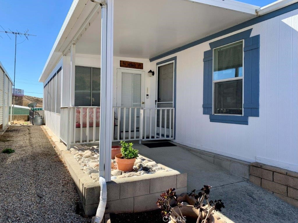 33600 Calimesa Boulevard, Unit 141 Yucaipa, CA 92399 - Photo 20 of 23 a table and chairs in front of a house