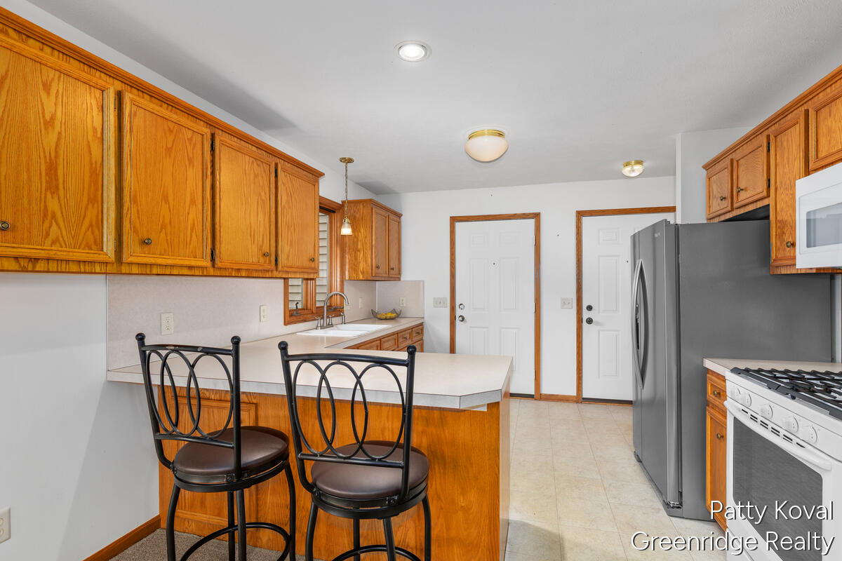 447 Falcon Drive Wayland, MI 49348 - Photo 5 of 30 Breakfast bar